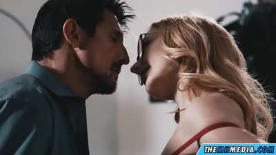 Romantischer Sex mit einer nuttigen Blondine